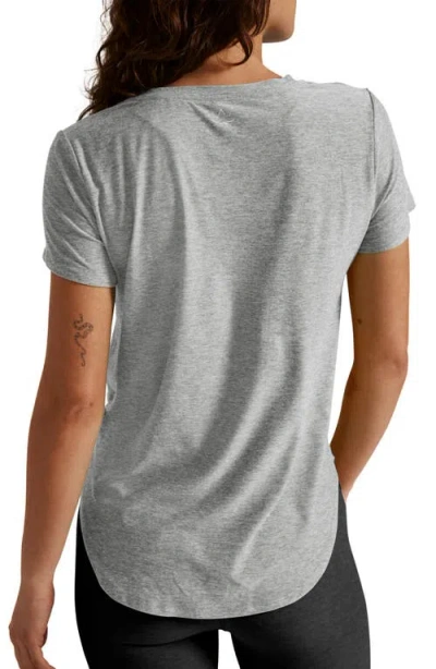 Beyond Yoga Featherweight On The Down Low Tee Silver Mist In Gray
