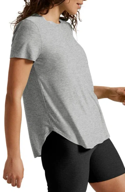 Beyond Yoga Featherweight On The Down Low Tee Silver Mist In Gray