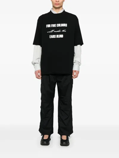 Undercover Graphic Print Black T-shirt With Exposed-seam Detailing And Logo Patch In Schwarz