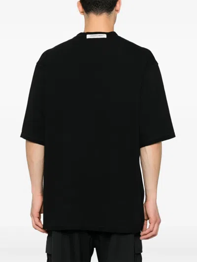 Undercover Graphic Print Black T-shirt With Exposed-seam Detailing And Logo Patch In Schwarz