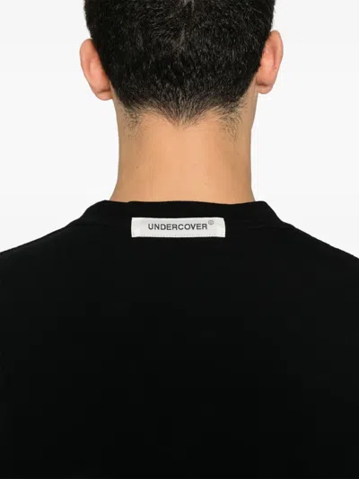Undercover Graphic Print Black T-shirt With Exposed-seam Detailing And Logo Patch In Schwarz