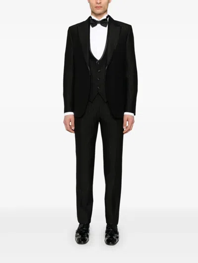 三件式细条纹西装套装