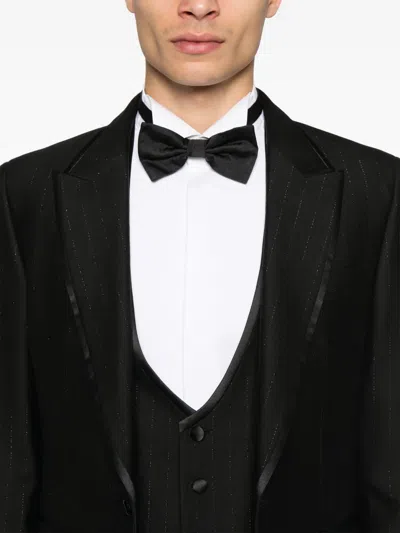 三件式细条纹西装套装