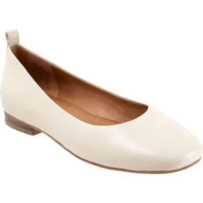 Softwalk ® Kiris Flat In Ivory