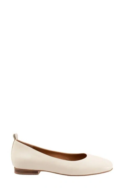 Softwalk ® Kiris Flat In Ivory