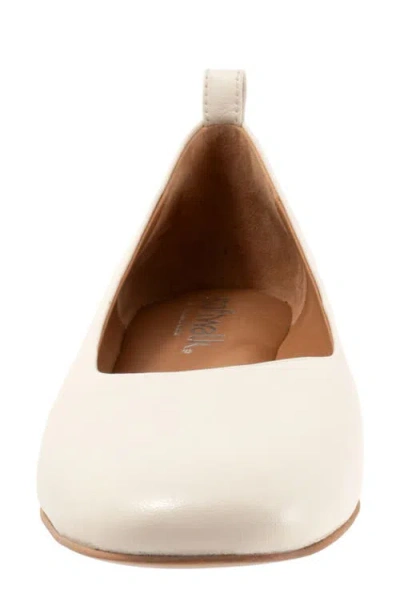 Softwalk ® Kiris Flat In Ivory