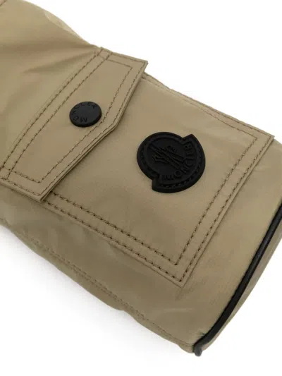 Moncler Mini Beuteltasche Mit Logo-patch In Nude