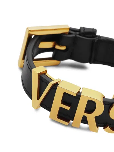 Versace Logo Lettering Bracelet In Noir+or