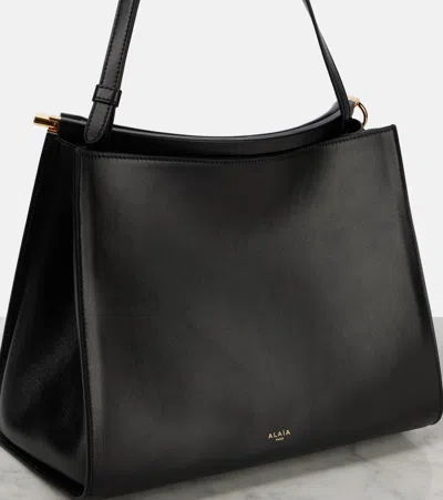Alaïa Le Click Medium Curve Shoulder Bag In Glossy Leather In Schwarz