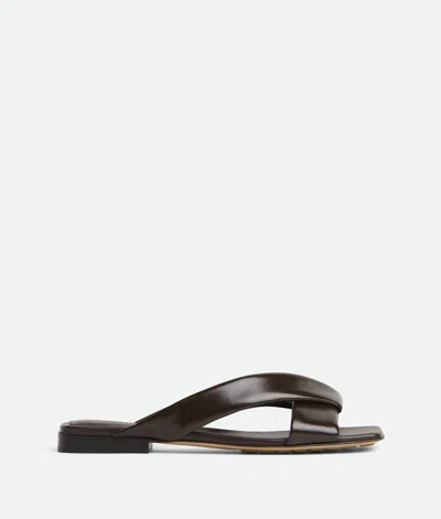 Bottega Veneta Riva Criss Cross Leather Flat Sandals In Fondant