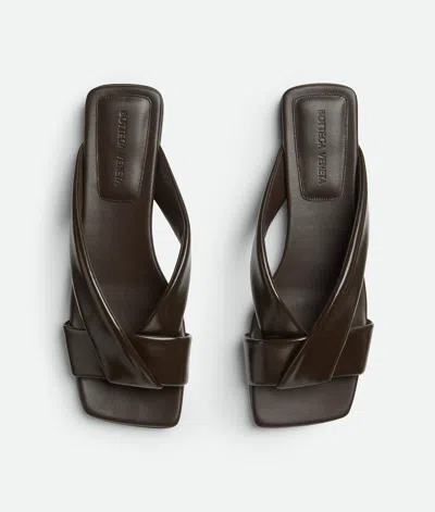 Bottega Veneta Riva Criss Cross Leather Flat Sandals In Fondant