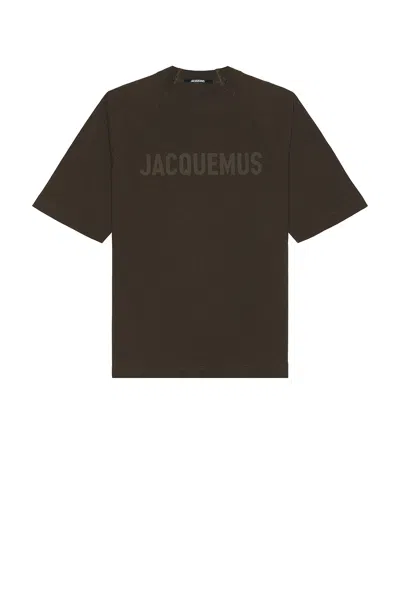 Jacquemus Le Typo Cotton Logo Graphic T-shirt In Brown