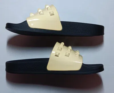 Carmen Sol Franco Slides In Off White