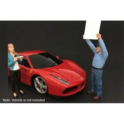 American Diorama Camera Crew Figure Ii Crew Holding Reflector For 124 Scale Models