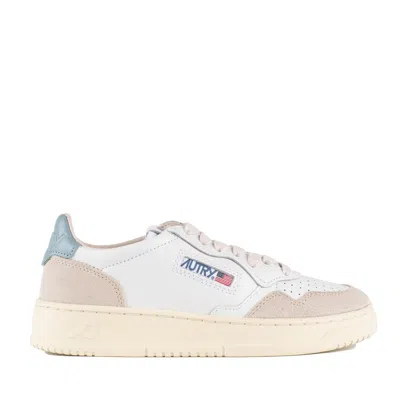 Autry Medalist Low-top Womans Sneakers In Light Blue, White