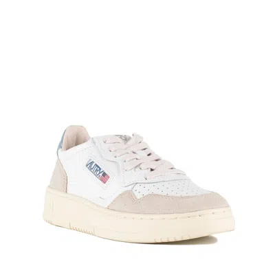 Autry Medalist Low-top Womans Sneakers In Light Blue, White