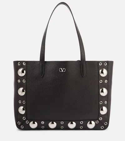 Valentino Garavani Handbags. In Black