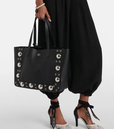 Valentino Garavani Handbags. In Black