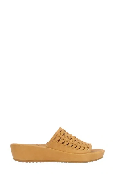 L'amour Des Pieds Cyra Platform Wedge Slide Sandal In Lioness
