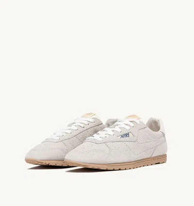 Shop Autry Windspin Low Wom Shoes In Pb01 Perfor/suede Off White
