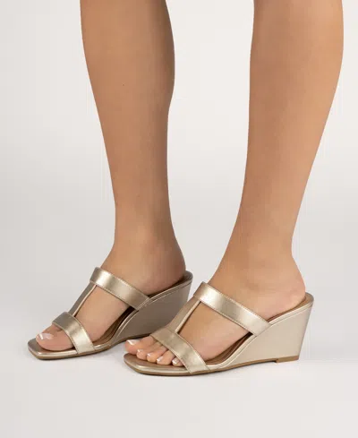 Journee Collection Womens Clodie Wedge Sandals In White