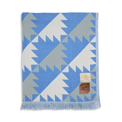 Slowtide Daydream Lightweight Throw Blanket In Lagoon