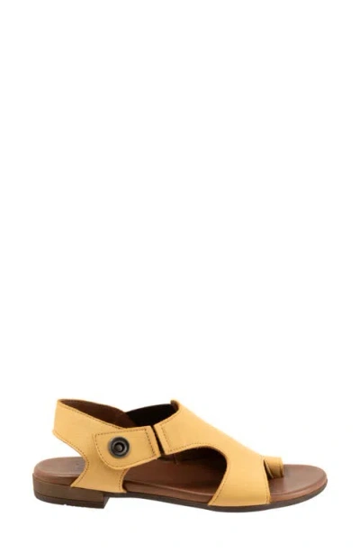 Bueno Tessie Toe Loop Sandal In Mustard