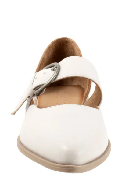Bueno Brittany Pointed Toe Flat In Ice White