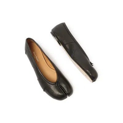 Maison Margiela Black Leather Flats With Unique Split Toe And Bow Accent In Black