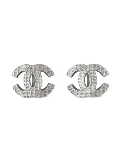 Pre-owned Chanel 2000 Cc Earrings In Silver