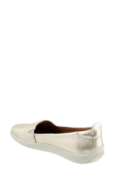 Softwalk ® Deva Flat In Champagne