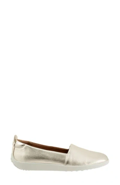 Softwalk ® Deva Flat In Champagne