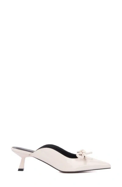 Torgeis Tamyra Womens Pointed Closed Toe Mules In Beige