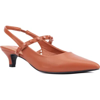 Torgeis Tamara Womens Pointed Closed Toe Kitten Heel Pumps In Brown