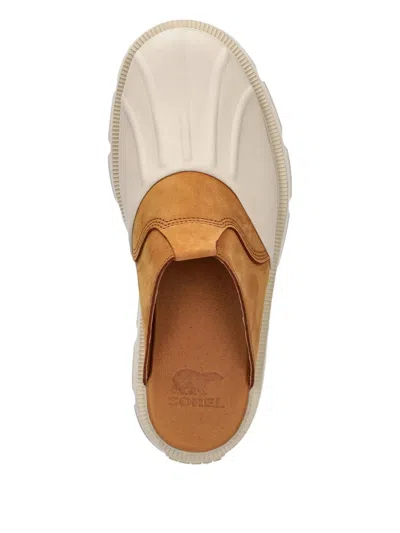 Sorel Rein Cb Clogs In Bleached Ceramic/canyon Gold
