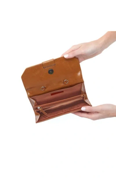 Hobo Romy Leather Wallet Crossbody In Truffle