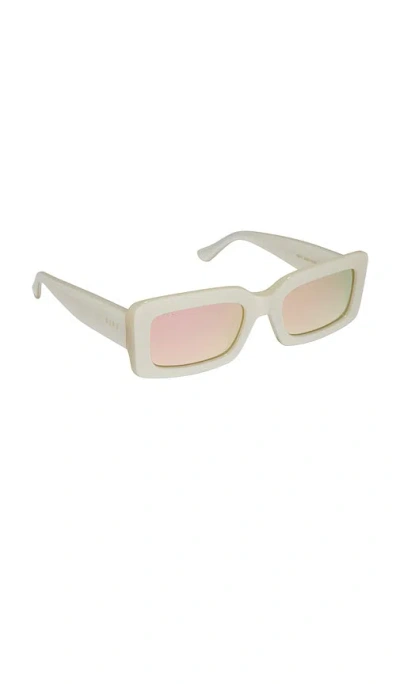 Diff Eyewear Indy Sunglasses In White