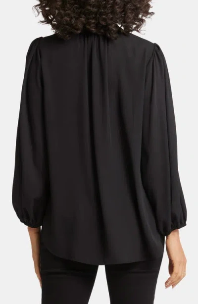 Nydj Print Pleat Back Sleeveless Split Neck Blouse In Black