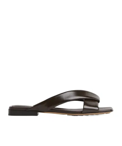 Bottega Veneta Riva Criss Cross Leather Flat Sandals In Fudge