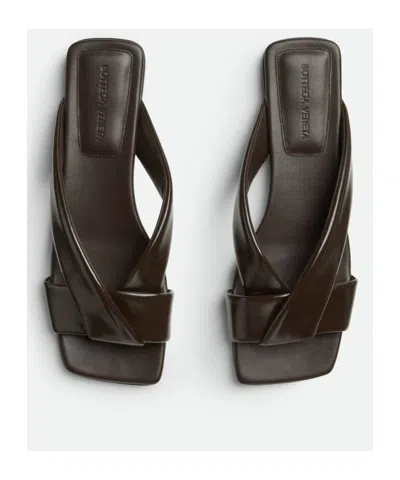 Bottega Veneta Riva Criss Cross Leather Flat Sandals In Fudge