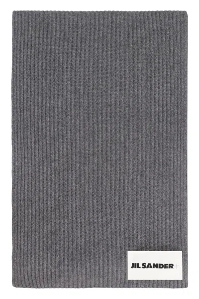 Jil Sander Logo-patch Ribbed-knit Scarf In Grey