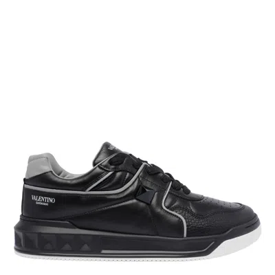 Valentino One Stud Low-top Sneakers In Black