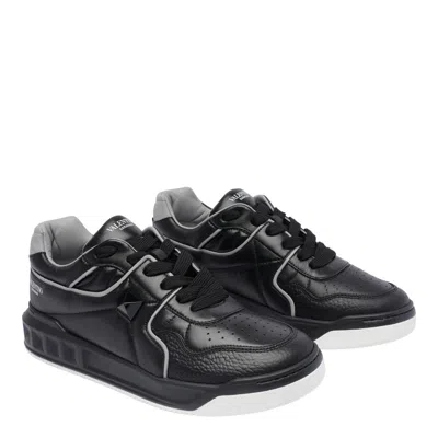 Valentino One Stud Low-top Sneakers In Black