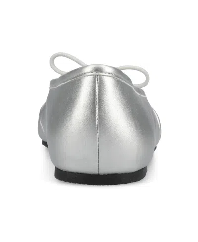 Journee Collection Women's Callee Keyhole Ballet Flats In Silver