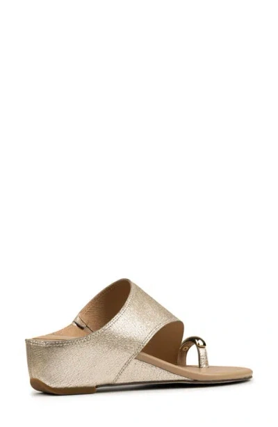 Donald Pliner Vesna Toe Loop Wedge Sandal In Platino