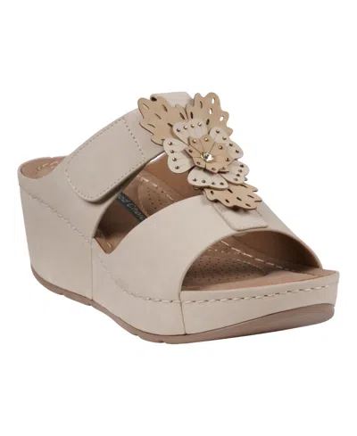 Gc Shoes Women's Talia Floral Wedge Sandals In White