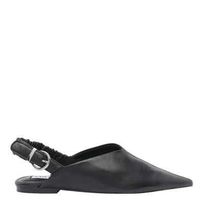 Steve Madden Pointed Toe Flats In Black