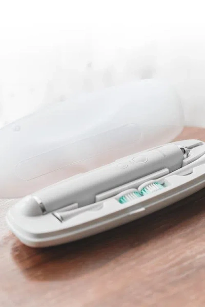 Aquasonic Vibe Series Charcoal Gray Ultrasonic Whitening Toothbrush With 8 Dupont Brush Heads & Trav In Optic White