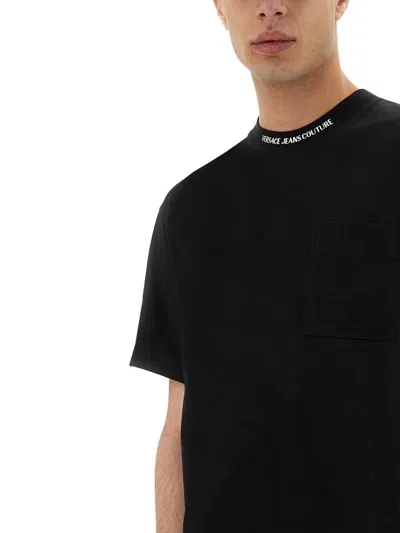 VERSACE JEANS COUTURE VERSACE JEANS COUTURE T-SHIRT WITH LOGO ON THE COLLAR 