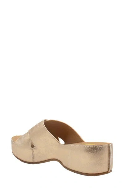 Volatile Edith Platform Sandal In Gold